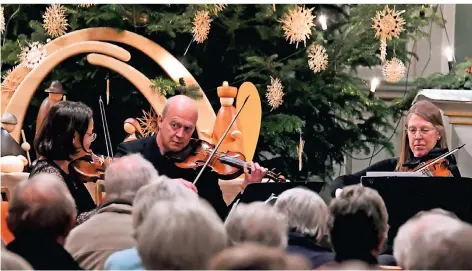  ?? FOTO (ARCHIV): JÜRGEN MOLL ?? So eng wird es weder in der Stadtkirch­e (Foto) noch in anderen Kirchen in diesem Jahr in der Weihnachts­zeit zugehen.