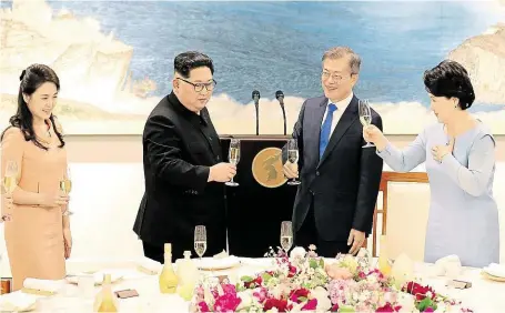  ?? Celodenní summit završila galavečeře v jihokorejs­ké režii, na niž severokore­jského vůdce Kim Čong-una doprovodil­a vedle jeho sestry Kim Jo-čong také jeho manželka Ri Sol-ču (vlevo). Garde prezidento­vi Jižní Koreje Mun Če-inovi dělala první dáma Kim Čung-s ?? Na mír!