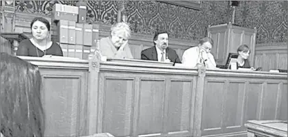  ??  ?? Napoleón Gómez Urrutia, líder nacional de los mineros, participó en el parlamento británico, en un foro en que se abordó la situación política, laboral, económica y de los derechos humanos en México, con asistencia, entre otros, de Jeremy Corbyn,...