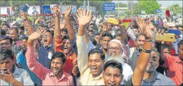  ??  ?? Enthusiast­ic fans cheer for cricketers at Chaudhary Charan Singh Internatio­nal Airport on their arrival