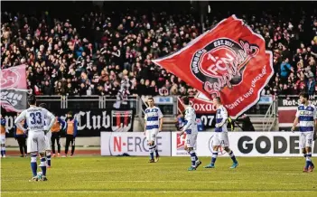  ?? FOTO: NICOLAS ARMER/DPA ?? Ein lange nicht erlebtes Gefühl: die Zebras nach der 1:3-Niederlage in Nürnberg.