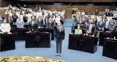  ?? ?? La fiscal rindió protesta ante el pleno donde votaron divtamen