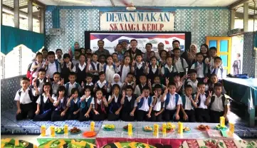  ??  ?? Pupils of SK Nanga Kedup pose with Wong, Daniel, Tommy and other teachers after the presentati­on ceremony.