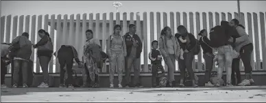  ?? GINA FERAZZI/LOS ANGELES TIMES ?? Eulalia Dalila Pojoy Cuyuch, 33 ,of Guatemala, far right, and her family say goodbye to a friend as they wait along the border fence to turn themselves in to U.S. Customs, asking for asylum on June 14 in Tijuana, Mexico.