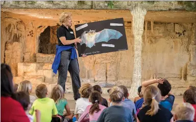  ?? NWA Democrat-Gazette/ANTHONY REYES • @NWATONYR ?? Delia Haak, with the Illinois River Watershed Sanctuary talks Sept. 27 to children from Bentonvill­e’s Central Park at Morning Star Elementary School at the Illinois River Watershed Sanctuary in Cave Springs. The students learned about the watershed,...