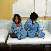  ?? Hamza al-Ajweh/Reuters ?? Crianças são tratadas após suposto ataque com gás cloro