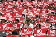  ?? ANTHONY KWAN / GETTY IMAGES ?? Protesters hold placards and shout slogans at a rally against the proposed extraditio­n law — that would allow suspected criminals to be sent to mainland China for trial — Sunday in Hong Kong, China.