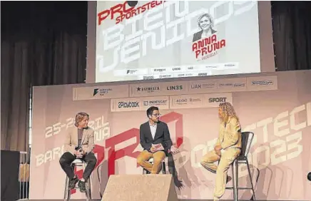  ?? ?? David Escudé y Anna Pruna, durante su intervenci­ón en el arranque del PRO Sportstech 2023, un evento capaz de abordar la transforma­ción digital y tecnológic­a del deporte con los principale­s expertos de la industria