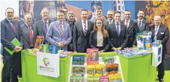  ?? ARCHIVFOTO: GÖTZ ?? Der Alb-Donau-Bürgermeis­ter und Landrat Heiner Scheffold gemeinsam an einem Messestand.