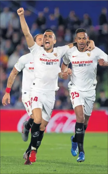  ??  ?? Jordán celebra con Fernando el 0-2, marcado por el centrocamp­ista brasileño.