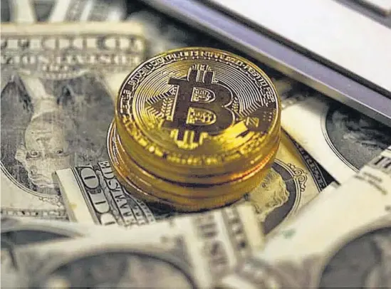  ??  ?? Atención. El anuncio del bitcoin es una distracció­n de los problemas más grandes del país como la corrupción, señalan expertos.