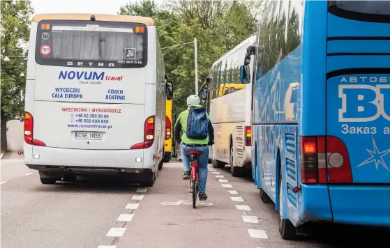  ?? FOTO: NORA SAYYAD ?? För cyklister gäller det att ta det lugnt på Mechelinga­tan. Vid Sibeliuspa­rken står flera bussar parkerade på cykelvägen.