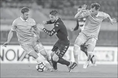  ??  ?? Dries Mertens (m) van Napoli probeert langs twee verdediger­s te gaan. (Foto: Goal)