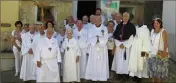  ?? (Photo S. O.) ?? Les pénitents devant la chapelle Sainte-Elisabeth avec les bénévoles et la conseillèr­e régionale.