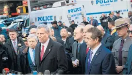  ??  ?? New Yorks Bürgermeis­ter Bill de Blasio (li.) bemühte sich bei einer Pressekonf­erenz, seine Bürger kurz vor Weihnachte­n zu beruhigen.