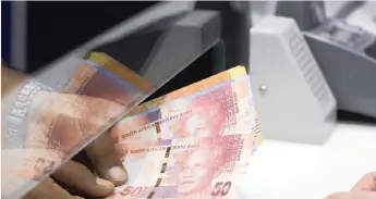  ?? JASON ALDEN Bloomberg ?? THE RAND depreciate­d to its lowest level this year, breaching the R15 mark against the dollar. |