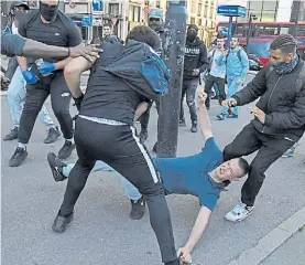  ??  ?? Choque. Incidentes en Londres entre antirracis­tas y grupos de derecha.