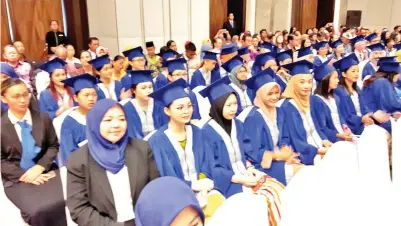  ??  ?? Wookon graduan mantad 130 graduan ih nokotorimo Diploma Balajaran Timpuunon Tangaanak Kolej Sidma Sabah.