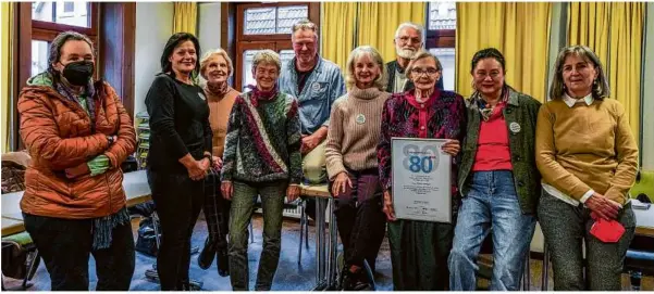  ?? Foto: Rudi Penk ?? Nicht nur Omas sind dabei: Die Heidenheim­er „Omas gegen rechts“mit Erika Ellinger (mit Urkunde), Lieselotte Hacker-schwarz (links neben Ellinger) und Künstler Rainer Jooss (kniend dahinter).