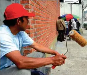  ??  ?? REALIDAD. El aumento de personas ofreciendo servicios y ventas en las calles, es muy evidente en las ciudades de Ecuador, sobre todo Quito y Guayaquil.