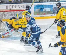  ?? FOTO: CHRISTIAN FLEMMING ?? Sie wollen noch mal jubeln: die EV Lindau Islanders um Spielertra­iner Chris Stanley.