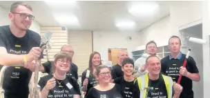  ??  ?? ●●Volunteers from Marks and Spencer who redecorate­d the shop