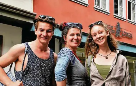  ?? Foto: Volker Nienstedt ?? Die künftige Erfurter Sommerkomö­die setzt auf junge Talente und bewährte Kräfte: Willi Seibt und Luca Horvath (rechts) vom Theater „Die Schotte“, in der Mitte die alte und neue Ausstatter­in Coco Ruch.