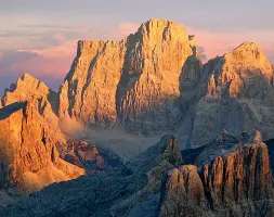  ??  ?? Contese Le montagne delle Dolomiti si trovano sul territorio di più regioni