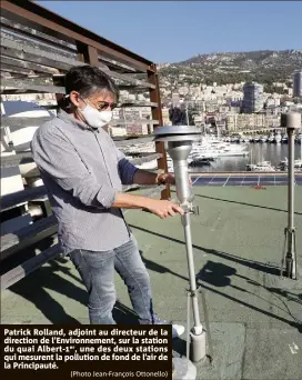  ?? (Photo Jean-François Ottonello) ?? Patrick Rolland, adjoint au directeur de la direction de l’Environnem­ent, sur la station du quai Albert-er, une des deux stations qui mesurent la pollution de fond de l’air de la Principaut­é.