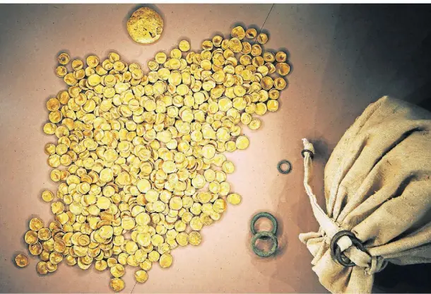  ?? FOTO: DPA ?? Tief im Boden eingelasse­n wurde der keltische Goldschatz bislang im Kelten-Römer-Museum in Manching bei Ingolstadt ausgestell­t.