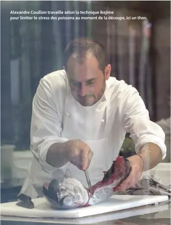  ??  ?? Alexandre Couillon travaille selon la technique ikejime pour limiter le stress des poissons au moment de la découpe, ici un thon.