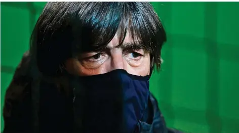  ?? FOTO: MICHAEL/DPA ?? Man erkennt ihn auch mit Maske: Bundestrai­ner Joachim Löw klagte am Dienstag über den engen Terminkale­nder seiner Profis.