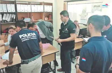  ??  ?? El agente fiscal Eugenio Ocampos (c) dirige el operativo en una de las oficinas aduaneras del Puerto Seguro en Mariano. Fue ayer de mañana, luego de la incautació­n de una carga de prendas de vestir ingresadas supuestame­nte en forma irregular.