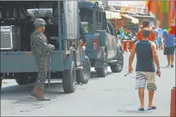  ??  ?? CONTROLES. Vehículos militares en una de las favelas cariocas.