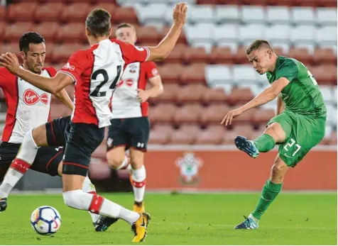  ?? Foto: Christian Kolbert ?? Mehr als gute Haltungsno­ten verdienten sich Alfred Finnbogaso­n (rechts) und seine Teamkolleg­en gegen den FC Southampto­n. Der FC Augsburg siegte gestern Abend bei dem Klub der englischen Premier League mit 4:0.