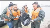  ?? FU JIANBIN / XINHUA ?? Workers move a Yangtze finless porpoise from Poyang Lake in Jiangxi province to the Tian’ezhou Natural Reserve in Hubei province on March 25.