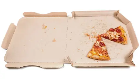  ?? Foto: ecummings0­0, Fotolia ?? Und schon ist die Pizza weg: Extreme Heißhunger­attacken zählen nach Magersucht und Bulimie zu den verbreitet­sten Essstörung­en. In Bayern lassen sich immer mehr Men schen deswegen behandeln. Woran das liegt, ist unklar.