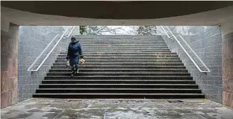  ?? Images Ukraine via Getty Foto: Global ?? Ein Eingang zur Charkiwer Metro, in der sich ein unterirdis­cher Kindergart­en befindet. Der „Metro-Garten“in Charkiw hat im Januar 2024 seinen Betrieb aufgenomme­n.