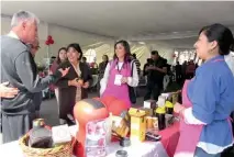  ?? El Sol de Tlaxcala ?? La alcaldesa Anabell Ávalos recorrió junto con invitados los más de 15 stands establecid­os.