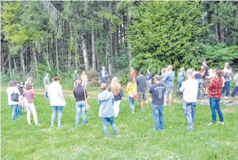  ?? FOTO: ISABEL DE PLACIDO ?? Zusammen mit den Pädagoginn­en Johanna Schlichte und Marina Frey stellt Bürgermeis­ter Jörg Agthe rund 30 interessie­rten Müttern und Vätern das zukünftige Gelände des neuen Sigmarszel­ler Waldkinder­gartens vor.