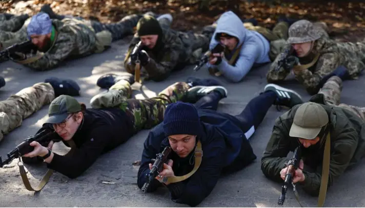  ?? ?? ► Los reclutas potenciale­s que aspiran a unirse a las Fuerzas Armadas de Ucrania participan en un curso militar básico de prueba, en el centro de Kiev, el 27 de marzo de 2024.