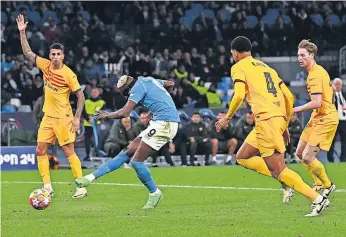  ?? ?? Osimhen dispara para o golo do empate. Cancelo esboça protesto, mas foi legal