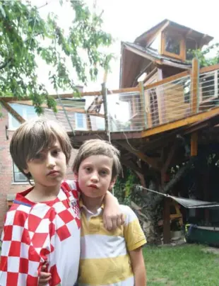  ?? VINCE TALOTTA/TORONTO STAR ?? Kristian, 10, left, and Mateas Alpeza, 8, were upset by the city committee’s ruling.