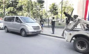  ??  ?? El estacionam­iento en lugar prohibido es considerad­o falta grave. La multa es de 4 jornales. El monto alcanza G. 325.008. La PMT realizó un operativo en Palma, acompañado de grúas.