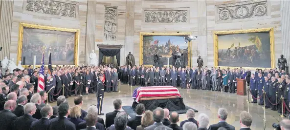  ??  ?? El féretro con los restos del ex presidente George H. W. Bush, cubierto con la bandera estadounid­ense, fue colocado ayer en la rotonda del Capitolio, en Washington DC, para los homenajes que le rendirán.