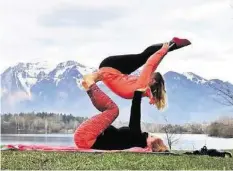  ??  ?? Auch diese beiden verbinden am liebsten Yoga mit Akrobatik.