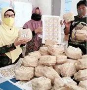  ?? AZAMI RAMADHAN/ JAWA POS ?? RAMAH LINGKUNGAN: Komunitas Nol Sampah Surabaya membagikan besek kepada SMPN 44 Surabaya kemarin.