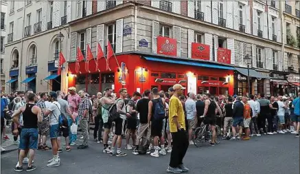  ??  ?? Une soirée dans le 3e arrondisse­ment de la capitale, le 2 juin, jour de la réouvertur­e des bars et des restaurant­s.