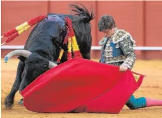  ?? EFE ?? La figura madrileña, en un muletazo rodilla en tierra