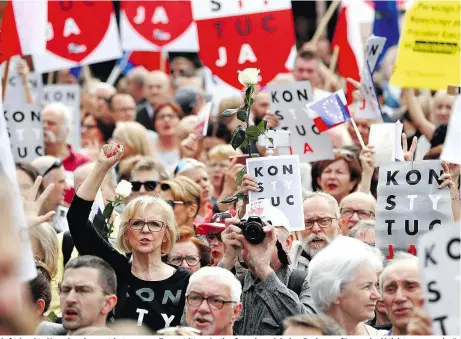  ??  ?? Aufgebrach­te Menschen demonstrie­rten gegen die umstritten­e Justizrefo­rm der polnischen Regierung, für manche Aktivisten „zu wenige“